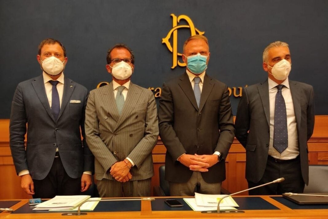 Vittorio Fantozzi e Diego Petrucci, Consiglieri regionali toscani di Fratelli d’Italia e insieme ai deputati Francesco Lollobrigida, Capogruppo FdI alla Camera e Marcello Gemmato, Responsabile nazionale della Sanità per FdI durante la conferenza stampa alla Camera dei deputati.