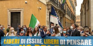 Flash mob di Fratelli d'Italia contro il disegno di legge Zan, davanti al Senato.