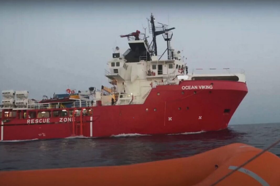 La Ocean Viking mentre si accinge a far sbarcare i 572 migranti nel porto di Augusta, nel siracusano. Frame del video pubblicato da Euronews.