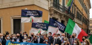 Fratelli d'Italia e Gioventù Nazionale durante il flash mob contro il disegno di legge Zan.