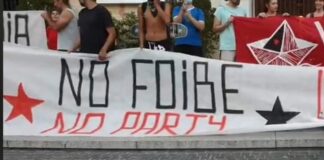 Striscione "no foibe, no party" esibito a Genova durante le celebrazioni in ricordo dei tragici eventi del G8 nel 2001.