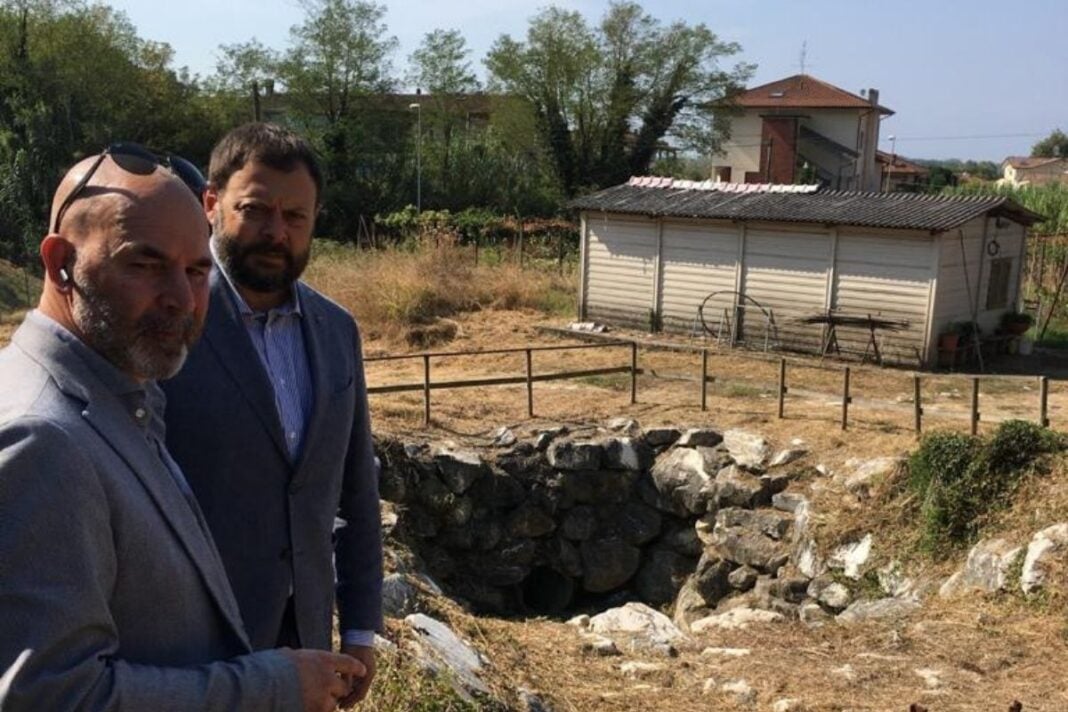 Vittorio Fantozzi, Consigliere regionale di Fratelli d’Italia e Lorenzo Baruzzo, coordinatore di Fratelli d’Italia Carrara durante il sopralluogo ai canali del fosso Pelucara a Carrara.