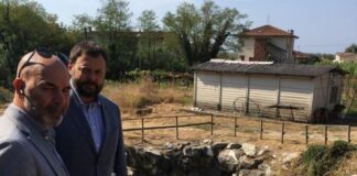 Vittorio Fantozzi, Consigliere regionale di Fratelli d’Italia e Lorenzo Baruzzo, coordinatore di Fratelli d’Italia Carrara durante il sopralluogo ai canali del fosso Pelucara a Carrara.