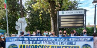 Flash mob organizzato dai rappresentanti e militanti di Fratelli d'Italia in piazza a Dolo.