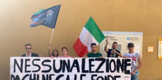 Il flash mob di Gioventù Nazionale, movimento giovanile di Fratelli d’Italia, per contestare la presenza di Tomaso Montanari alla Biblioteca Lazzerini di Prato.