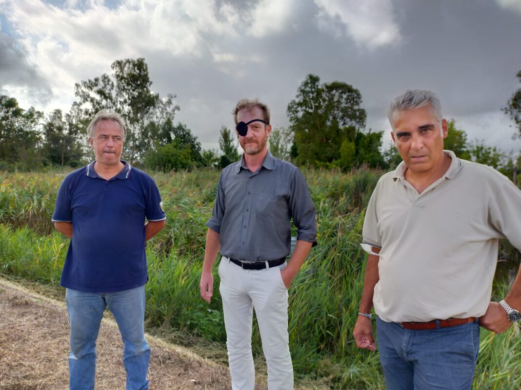 Diego Petrucci, consigliere regionale di Fratelli d’Italia, Roberto Sbragia, candidato sindaco di Vecchiano e Andrea Mancini, candidato al consiglio comunale durante il sopralluogo al lago di Massaciuccoli nel comune di Vecchiano.
