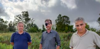 Diego Petrucci, consigliere regionale di Fratelli d’Italia, Roberto Sbragia, candidato sindaco di Vecchiano e Andrea Mancini, candidato al consiglio comunale durante il sopralluogo al lago di Massaciuccoli nel comune di Vecchiano.