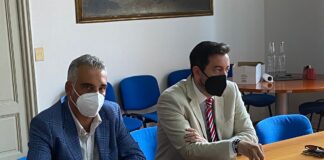 Diego Petrucci, Consigliere di Fratelli d'Italia della Terza Commissione e Francesco Torselli, capogruppo di Fratelli d’Italia nel Consiglio regionale toscano durante la conferenza stampa.