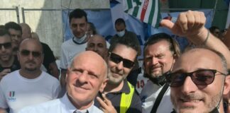 Fabio Rampelli, vicepresidente della Camera e deputato di Fratelli d'Italia alla manifestazione dei lavoratori di Alitalia a Fiumicino.