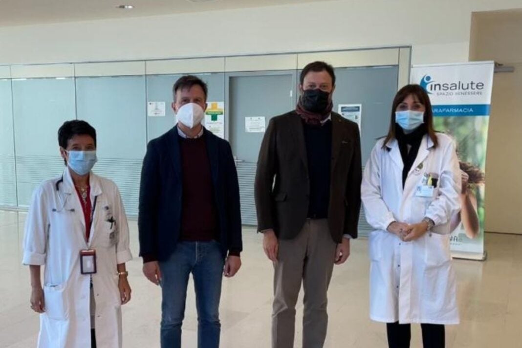 Vittorio Fantozzi, Consigliere regionale di Fratelli d’Italia e Marco Martinelli, capogruppo in Consiglio comunale di Fratelli d’Italia con le dottoresse Michela Maielli e Fabriana Frosini durante il sopralluogo al Pronto soccorso dell’ospedale San Luca a Lucca.