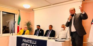 L'incontro tra gli esponenti di Fratelli d'Italia e i cittadini a Portoferraio.