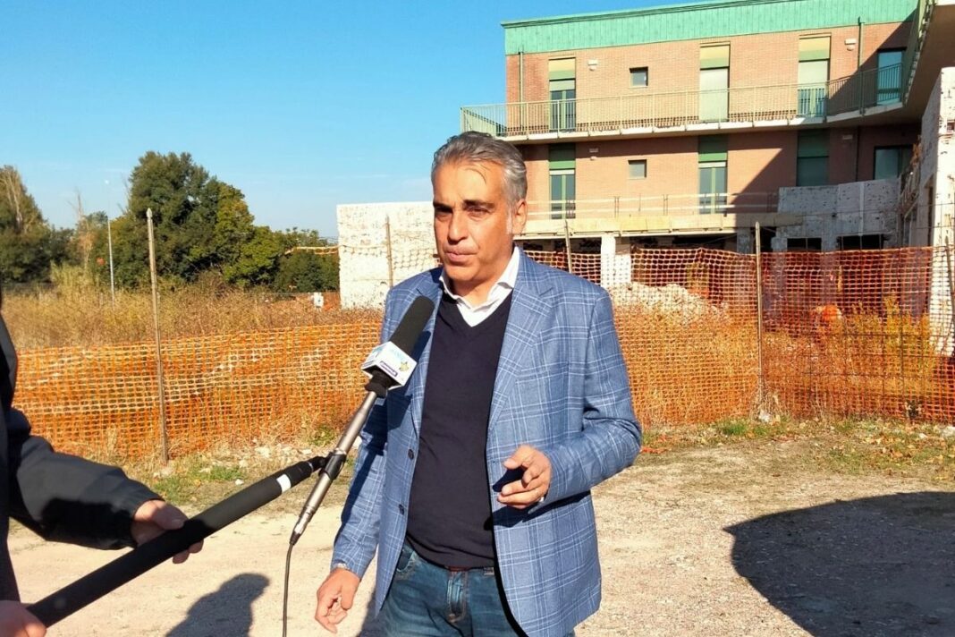 Diego Petrucci, Consigliere regionale e componente della Commissione Sanità di Fratelli d’Italia durante il sopralluogo al distretto socio-sanitario di Ponsacco.