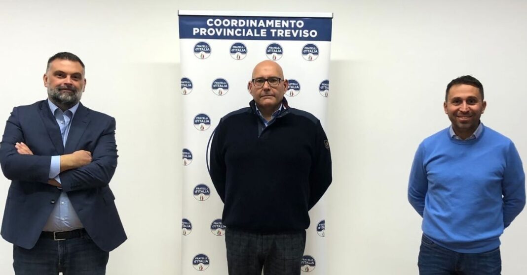 Luca De Carlo, senatore e coordinatore regionale di Fratelli d'Italia, Arnaldo Pitton, sindaco di Meduna di Livenza e nuovo aderente a Fratelli d'Italia e Giuseppe Montuori, coordinatore provinciale di Treviso di Fratelli d'Italia.