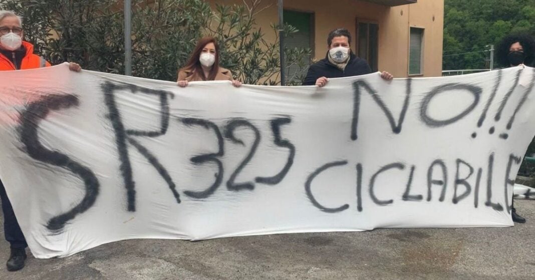 Flash mob di Fratelli d'Italia su Sr325.