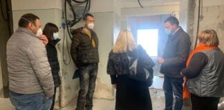 La delegazione di Fratelli d’Italia durante la visita all'ospedale di Castelnuovo Garfagnana.
