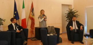 Giorgia Meloni, presidente di Fratelli d’Italia, Tommaso Razzolini, consigliere regionale veneto di Fratelli d’Italia e Luca De Carlo, coordinatore regionale Veneto di Fratelli d’Italia durante l'incontro incontro con le eccellenze delle colline di Conegliano e Valdobbiadene.