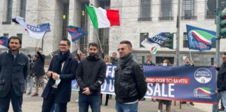 Fabio Roscani, presidente di Gioventù Nazionale, movimento giovanile di Fratelli d’Italia al flash mob davanti al Tribunale di Milano.