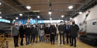 Gli studenti del corso Aeronautico del Professionale Margaritone di Arezzo durante la visita alla sede dell’Associazione “Il Magnete”, di Subbiano.
