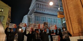 I militanti di Gioventù Nazionale, movimento giovanile di Fratelli d’Italia, durante il flash mob sotto la sede del Museo del Cinema alla Mole Antonelliana a Torino.