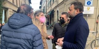 Vittorio Fantozzi, Consigliere regionale di Fratelli d’Italia e Claudia Bonuccelli, rappresentante di Fratelli d’Italia di Camaiore durante la visita al mercato di Camaiore.