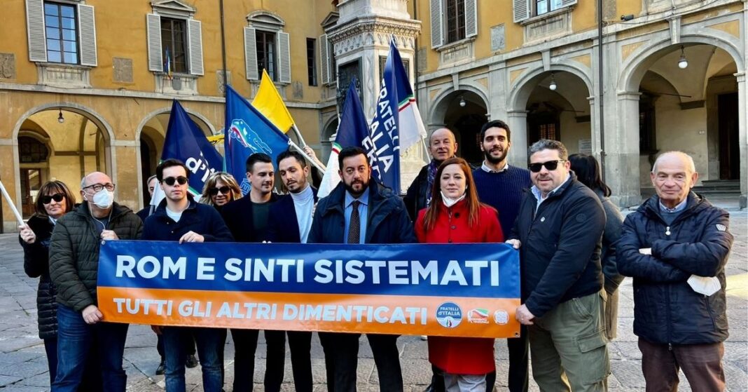 Flash mob di Fratelli d'Italia in piazza del Comune a Prato.