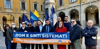 Flash mob di Fratelli d'Italia in piazza del Comune a Prato.