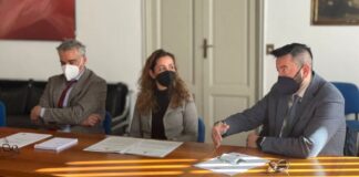 Diego Petrucci, Consigliere regionale di Fratelli d’Italia, Francesco Torselli, capogruppo di Fratelli d’Italia e Giulia Gambini, Consigliere comunale di Fratelli d’Italia durante la presentazione della mozione alla conferenza stampa di Fratelli d’Italia.