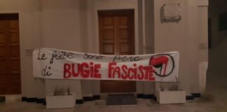 Striscione comparso oggi nella sede del Comune di Senigallia.