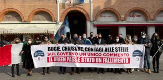 Flash mob di Fratelli d'Italia in Piazza dei Signori a Treviso.