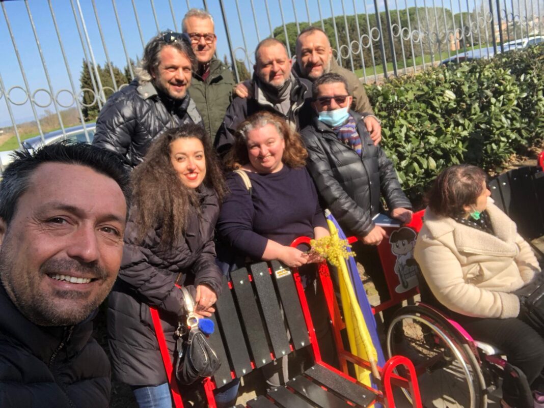 Inaugurazione della prima panchina inclusiva al parco Bella di Mai, in provincia di Pisa.