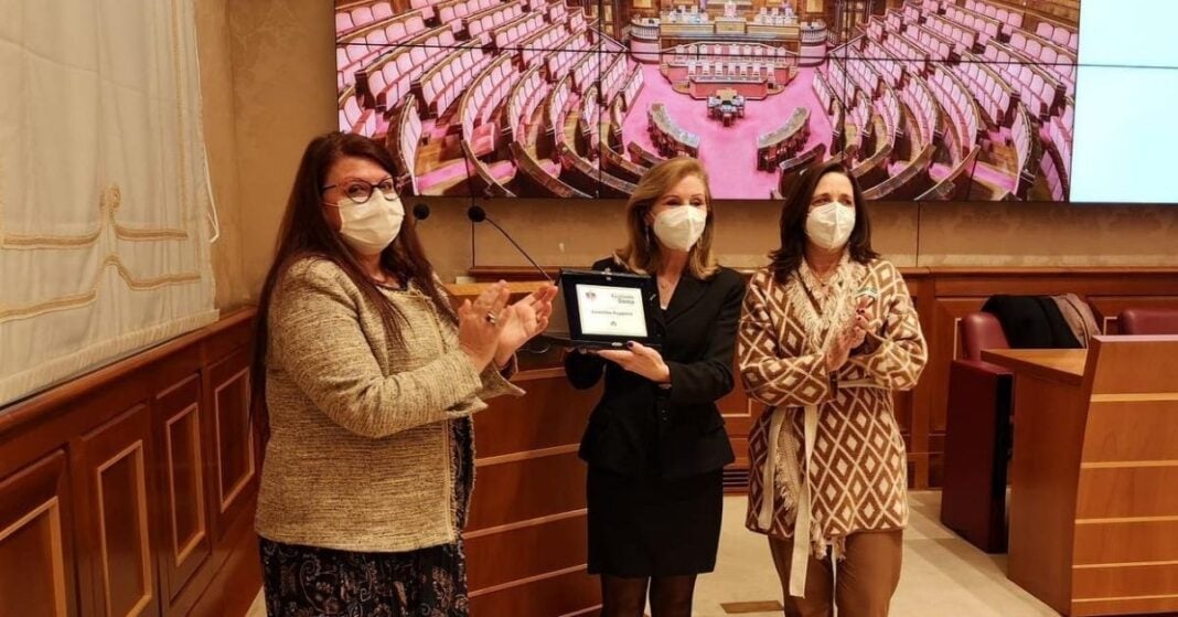 Premio-Eccellenza donna-Pellegrino-Rauti-Ruggiero-lvdp Cinzia Pellegrino, Coordinatore nazionale del Dipartimento tutela Vittime di Fratelli d'Italia e Isabella Rauti, senatrice di Fratelli d'Italia e responsabile del Dipartimento Pari opportunità, famiglie e valori non negoziabili consegnano il premio