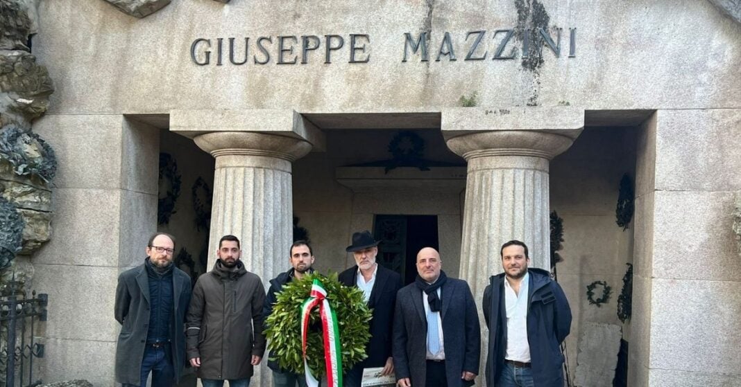 Fabio Roscani, Presidente di Gioventù Nazionale insieme ai ragazzi di Gioventù Nazionale ed esponenti di Regione Liguria e del Comune di Genova rendono omaggio a Giuseppe Mazzini.