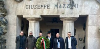 Fabio Roscani, Presidente di Gioventù Nazionale insieme ai ragazzi di Gioventù Nazionale ed esponenti di Regione Liguria e del Comune di Genova rendono omaggio a Giuseppe Mazzini.
