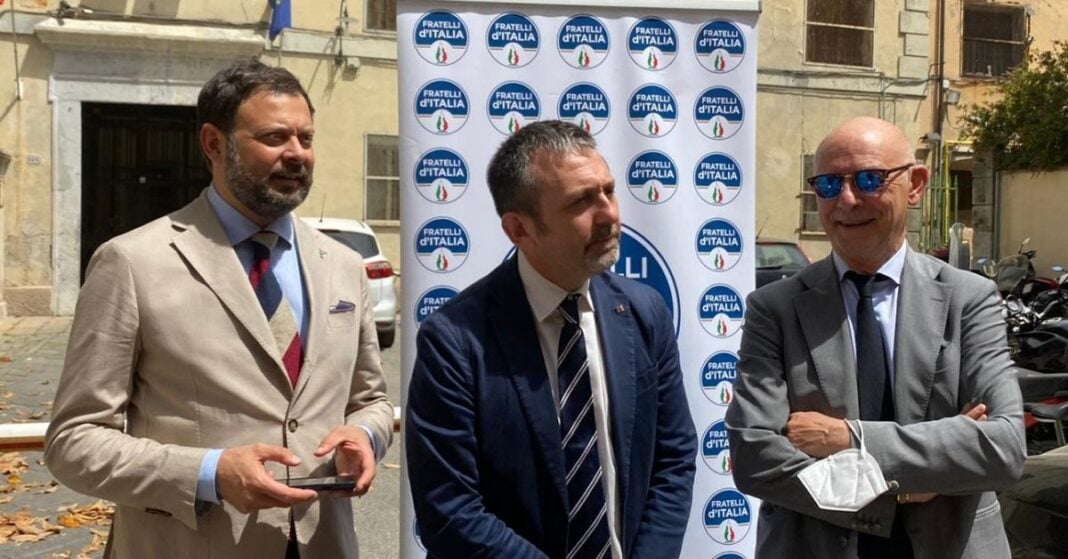 Andrea Delmastro, deputato di Fratelli d’Italia e responsabile Giustizia di FdI, Riccardo Zucconi, deputato Fratelli d'Italia e Vittorio Fantozzi, consigliere regionale di Fratelli d’Italia durante il sopralluogo al carcere di Lucca.