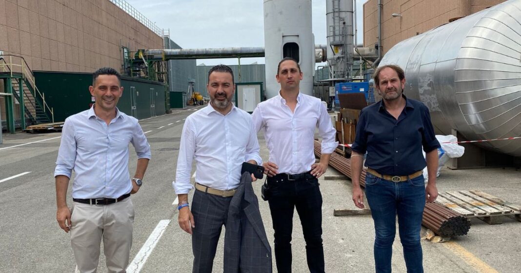 Alessandro Capecchi e Gabriele Veneri, consiglieri regionali di Fratelli d'Italia durante il sopralluogo all'impianto di San Zeno.