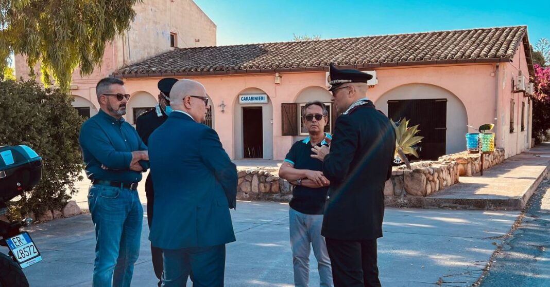 Salvatore Deidda, capogruppo di Fratelli d'Italia in Commissione Difesa durante la visita alla caserma stagionale dei Carabinieri a Quartu.