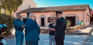 Salvatore Deidda, capogruppo di Fratelli d'Italia in Commissione Difesa durante la visita alla caserma stagionale dei Carabinieri a Quartu.