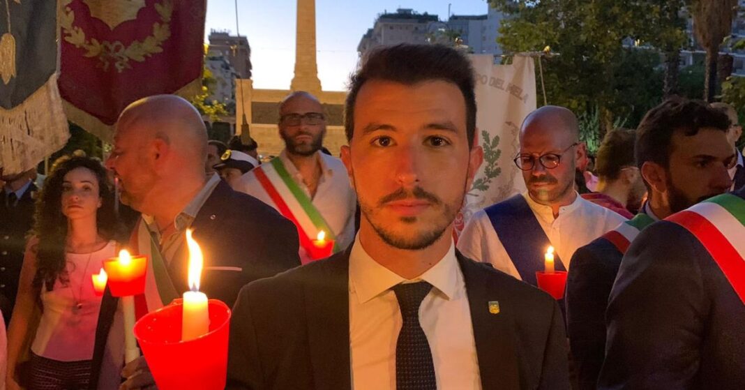 Tommaso Razzolini, consigliere regionale di Fratelli d’Italia durante la fiaccolata nel trentennale della strage di via D’Amelio.