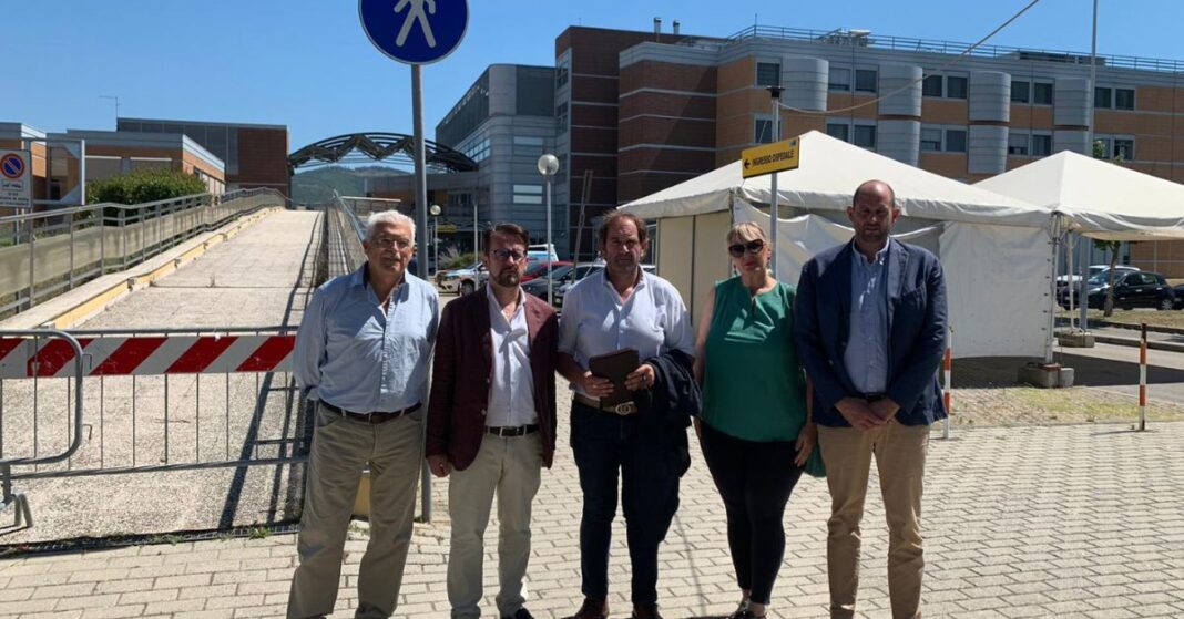 Gabriele Veneri, Consigliere Regionale di Fratelli d'Italia e Marco Casucci, Vicepresidente del Consiglio Regionale della Lega durante il sopralluogo all'ospedale di vallata Santa Margherita di Cortona.