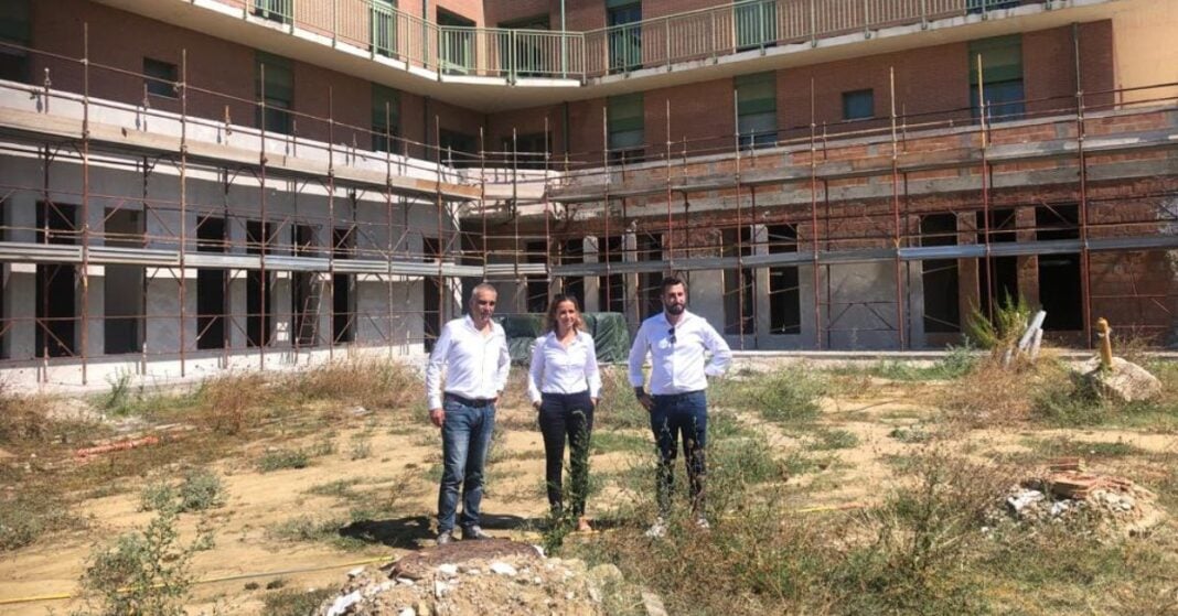 Diego Petrucci, Consigliere regionale di Fratelli d’Italia durante il sopralluogo al cantiere della Casa della Salute di Ponsacco accompagnato da Giulia Gambini e Matteo Bagnoli, candidati alla Camera dei Deputati per Fratelli d'Italia.