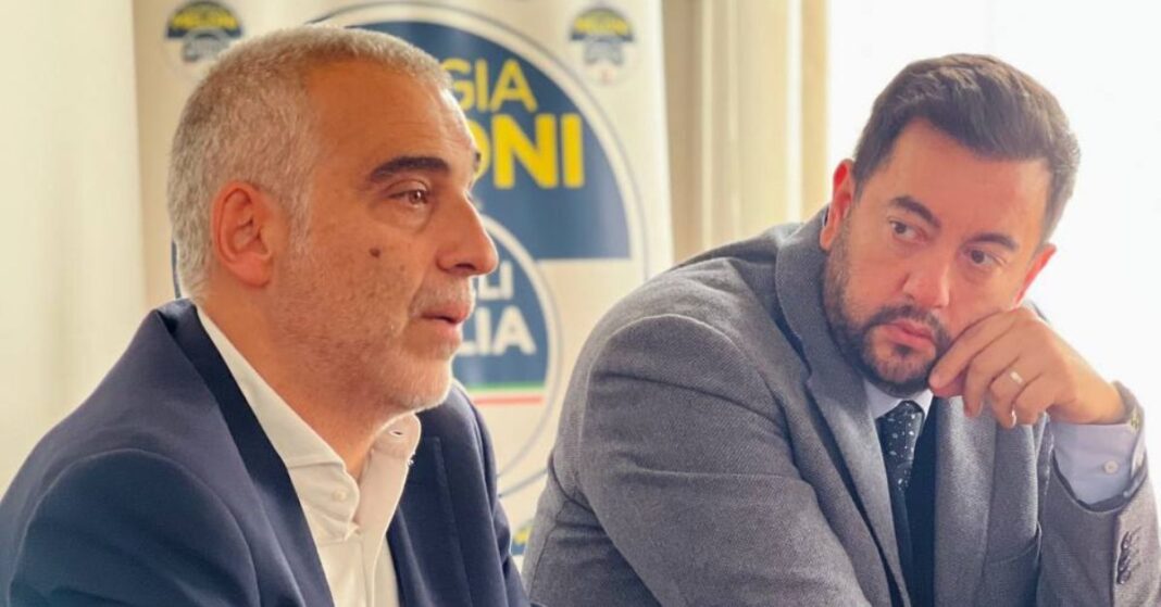 Diego Petrucci, consigliere regionale Fratelli d'Italia e Francesco Torselli, capogruppo di Fratelli d’Italia in Consiglio regionale durante la conferenza stampa del gruppo di Fratelli d'Italia sul buco di bilancio nella sanità toscana.
