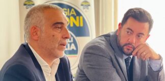 Diego Petrucci, consigliere regionale Fratelli d'Italia e Francesco Torselli, capogruppo di Fratelli d’Italia in Consiglio regionale durante la conferenza stampa del gruppo di Fratelli d'Italia sul buco di bilancio nella sanità toscana.
