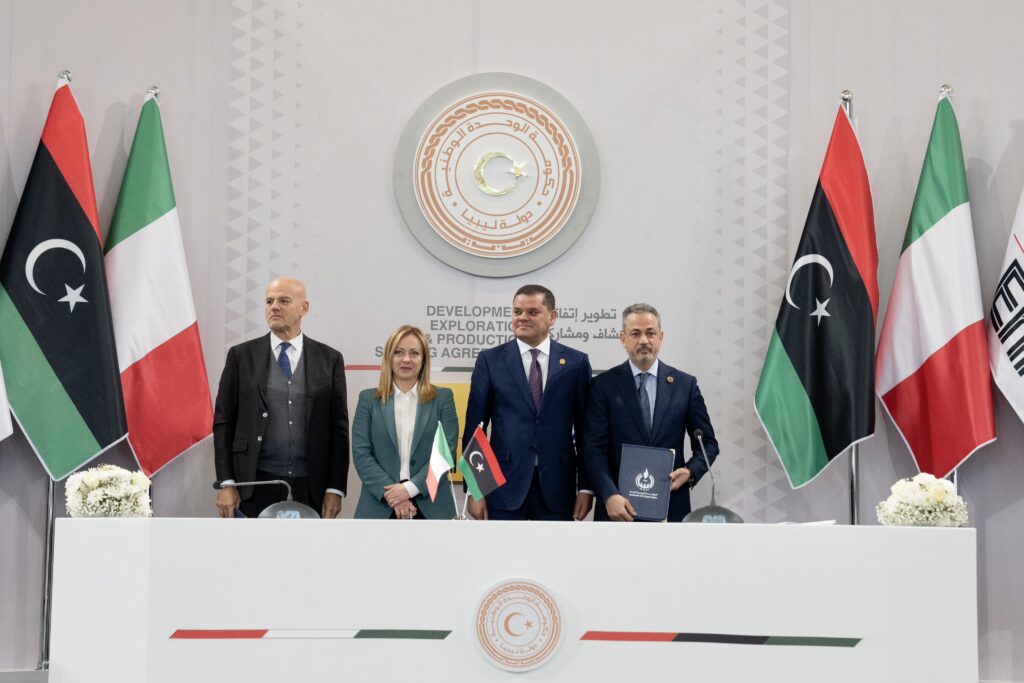 Meloni in Libia: intesa contro immigrazione irregolare e accordi su energia e cooperazione.