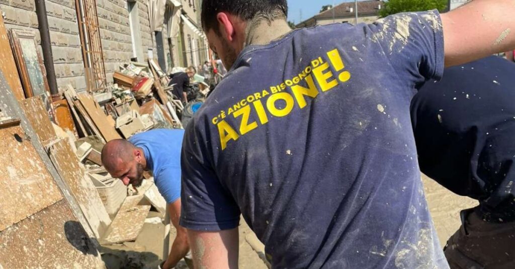 Alluvione, quei ragazzi con le scarpe sporche di fango e le mani pulite che salvano la propria terra