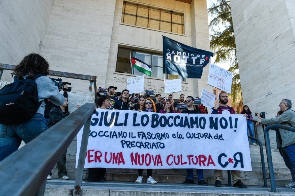 Alessandro Giuli contestato dagli antifascisti davanti alla Sapienza: vietato dare gli esami?