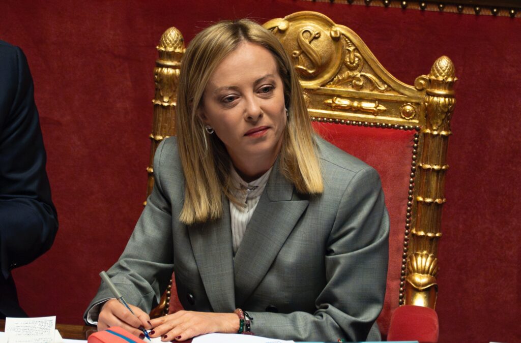 Meloni gela Conte in Senato: “Io mantengo la parola, lui firmava e scappava”