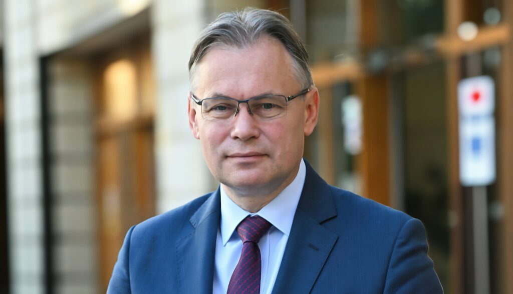 “La victoria de Karol Nawrocki demuestra la creciente resistencia a la agenda centralista e ideológica de la UE”: Entrevista con Arkadiusz Mularczyk
