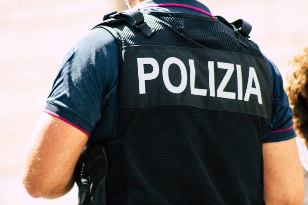 Dentro la divisa: il peso emotivo di chi garantisce la nostra sicurezza