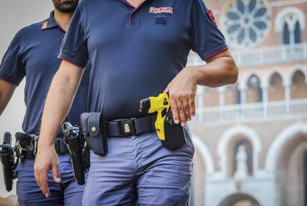 Le polemiche infinite della sinistra. Il taser ora è il male assoluto