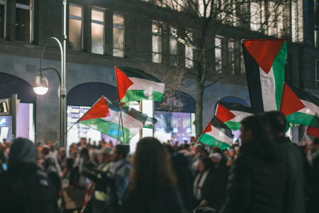 La Causa Palestinese: Una Bandiera per la Sopravvivenza della Repubblica Islamica